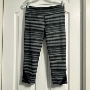 UNDER ARMOUR athletic Capri leggings women’s size medium grey & black activewear